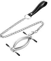 Регулируемый зажим для половых губ с расширением влагалища и поводком.