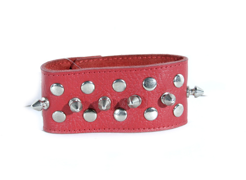 Напульсник с шипами красный